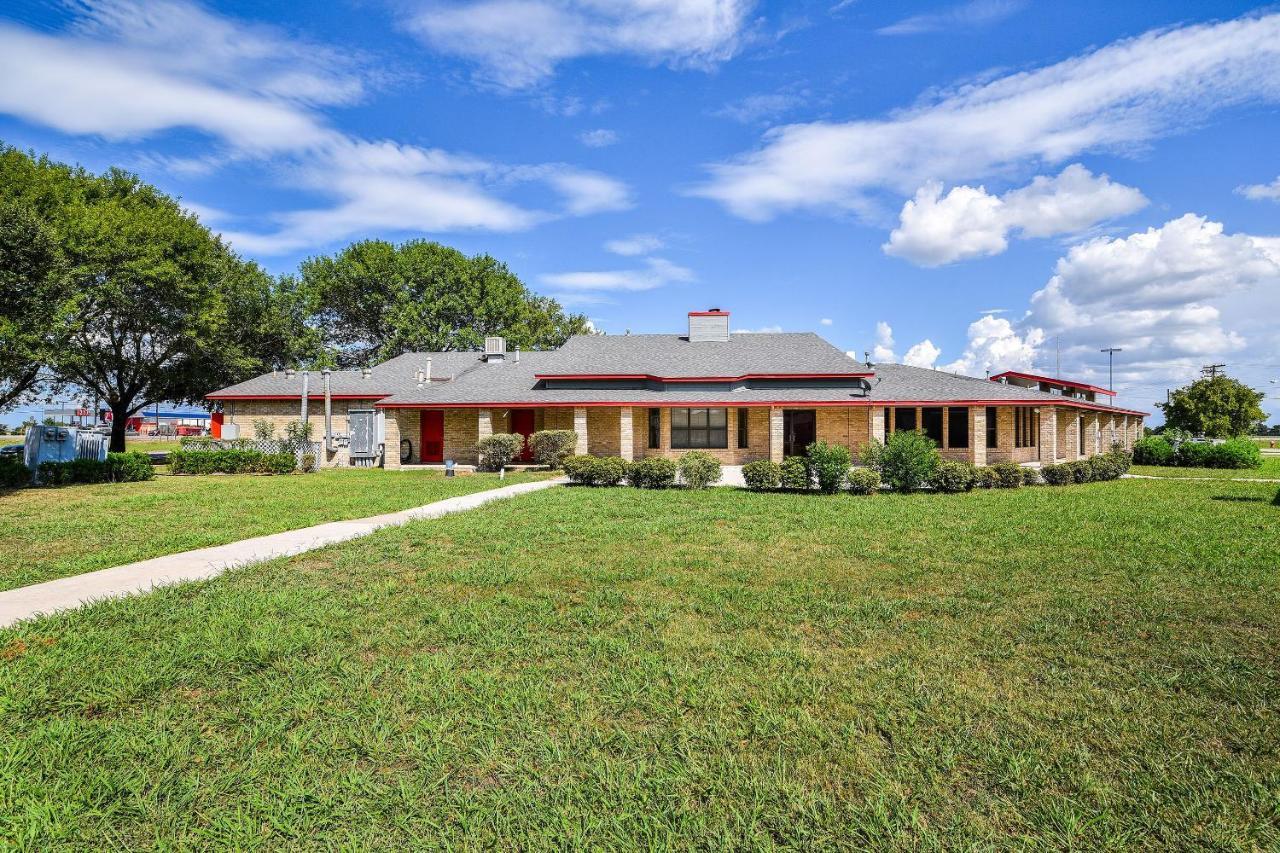 Americas Best Value Inn Lockhart Tx Екстер'єр фото