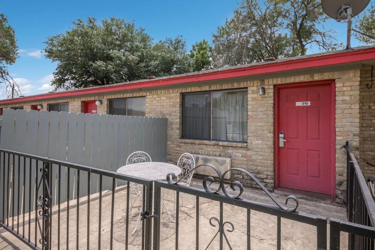 Americas Best Value Inn Lockhart Tx Екстер'єр фото