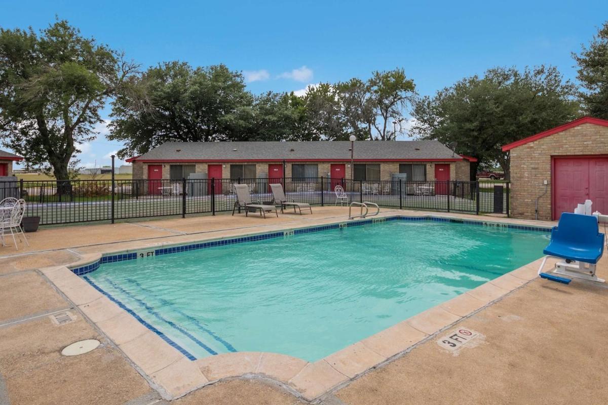 Americas Best Value Inn Lockhart Tx Екстер'єр фото